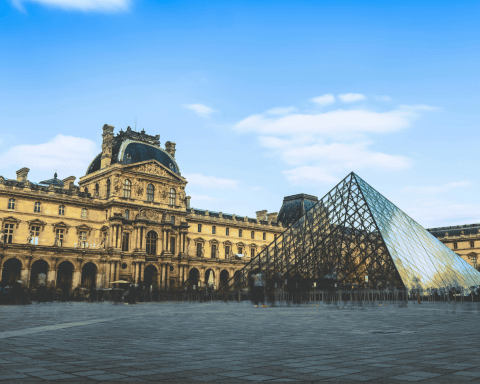 Les éditeurs utilisent le vol du louvre pour faire du marketing